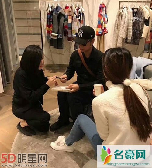任重与女友买衣服被偶遇 任重女朋友是谁