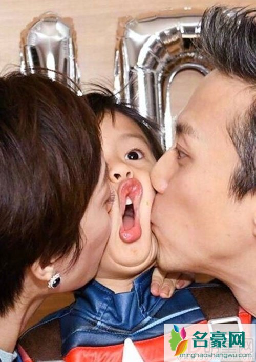 等等生日脸被亲变形 已成邓超家族传统