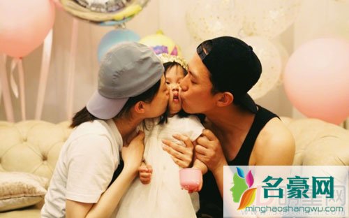 等等生日脸被亲变形 已成邓超家族传统