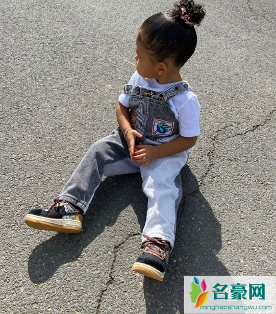 小暴风也是一个妥妥的sneakergirl,穿搭要从孩子抓起!(图文)