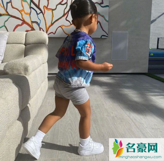 小暴风也是一个妥妥的sneakergirl,穿搭要从孩子抓起!(图文)
