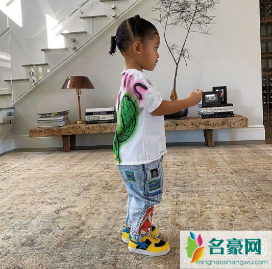 小暴风也是一个妥妥的sneakergirl,穿搭要从孩子抓起!(图文)