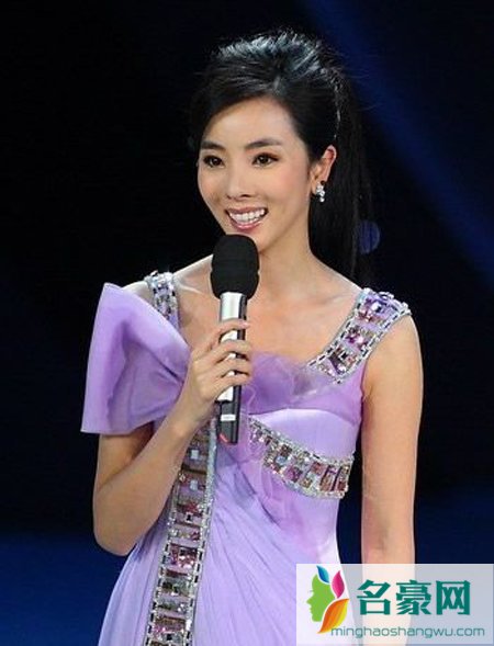 主持人李思思结婚 李思思春晚礼服