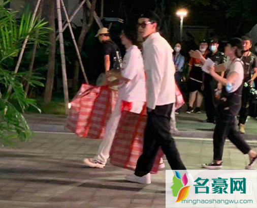 吴亦凡编织袋造型：果然时尚是看脸和身材的！