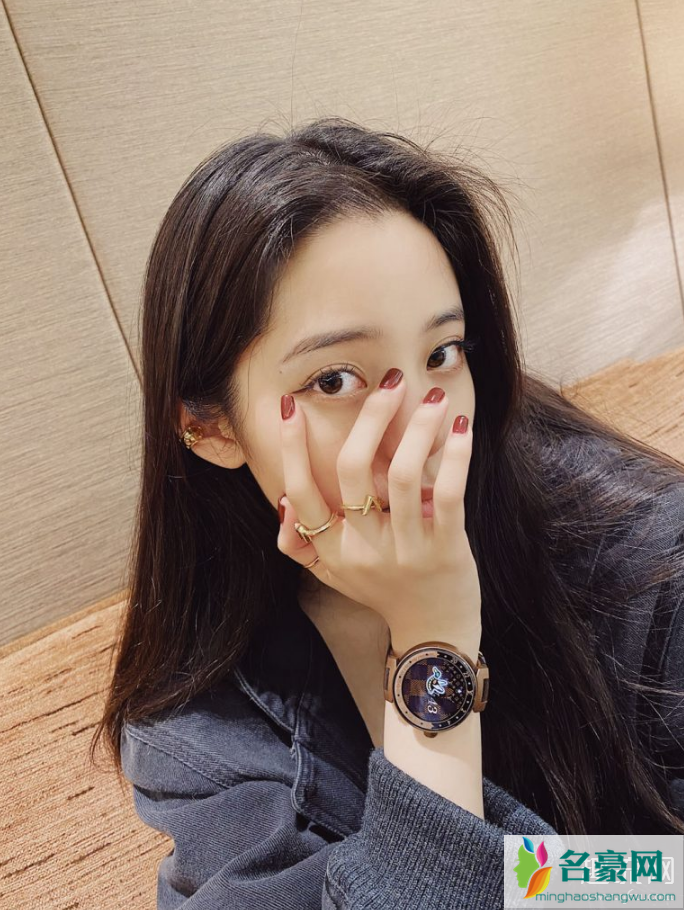 欧阳娜娜佩戴路易威登Tambour Horizon智能腕表,娜比为什么这么有钱!