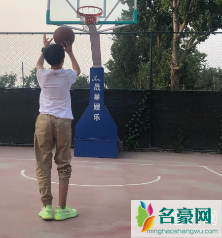 隐秘的角落朱朝阳上脚纯白空军一号：没想到你也是鞋狗！
