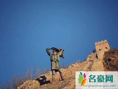 黄磊全家爬长城 亲子鞋同框有爱