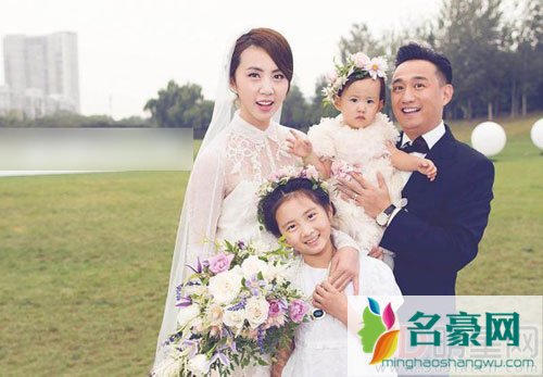 黄磊全家爬长城 亲子鞋同框有爱