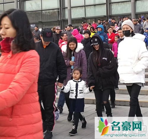 网曝贾乃亮一家看恐龙 甜馨越长越可爱