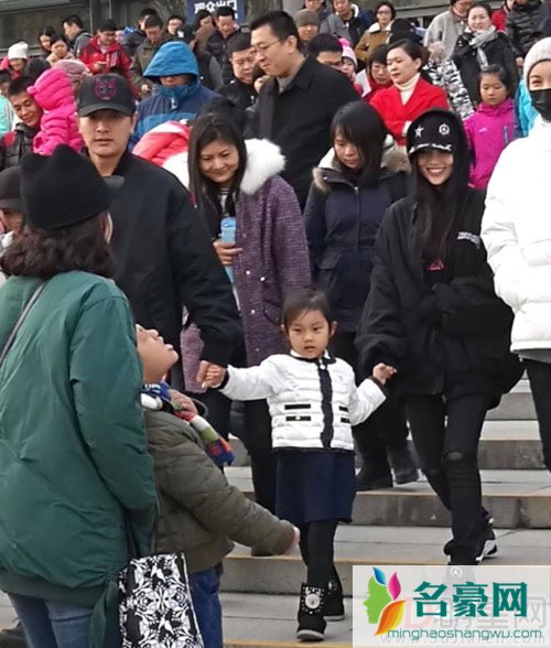 网曝贾乃亮一家看恐龙 甜馨越长越可爱