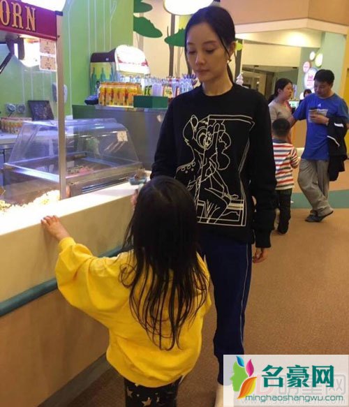 网曝贾乃亮一家看恐龙 甜馨越长越可爱