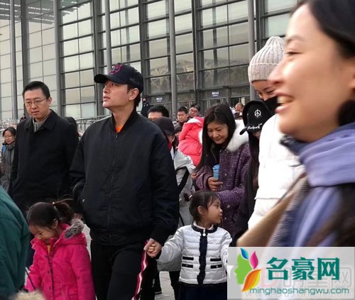 网曝贾乃亮一家看恐龙 甜馨越长越可爱