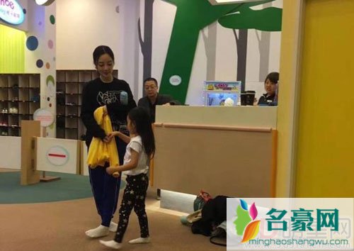 网曝贾乃亮一家看恐龙 甜馨越长越可爱