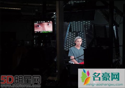 吴磊录制剪辑《阿修罗》特辑 时间满满还抽空去海边转一圈