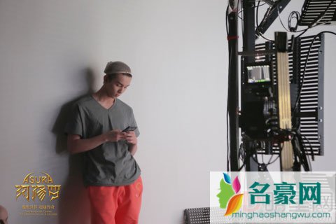 吴磊录制剪辑《阿修罗》特辑 时间满满还抽空去海边转一圈