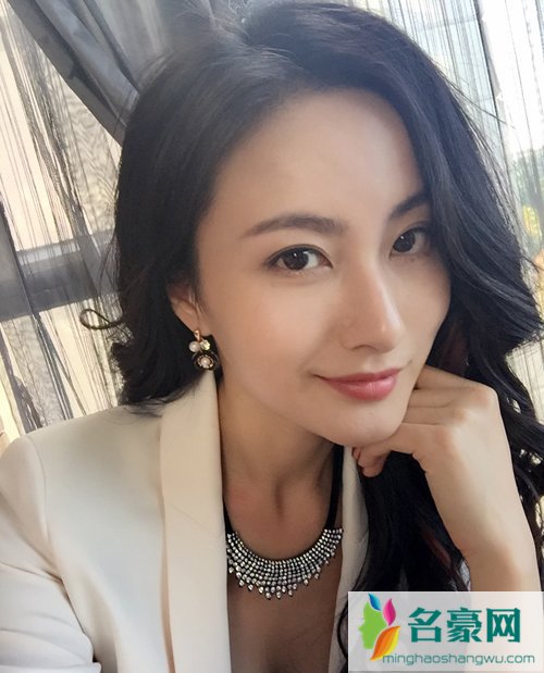万潼年龄多大了整容了吗 万潼大胸生活照