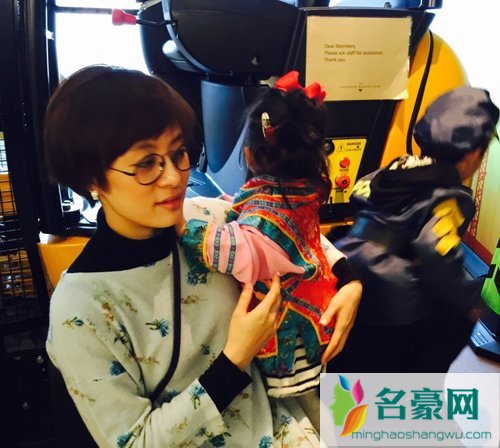 邓超孙俪孩子生活照 邓超孙俪女儿一家四口最新照片