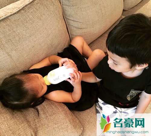 邓超孙俪孩子生活照 邓超孙俪女儿一家四口最新照片