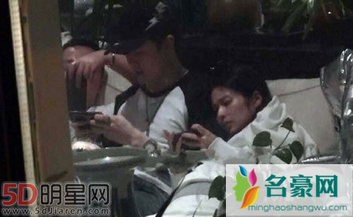 付辛博颖儿三里屯吃饭 颖儿抚摸肚子引猜测