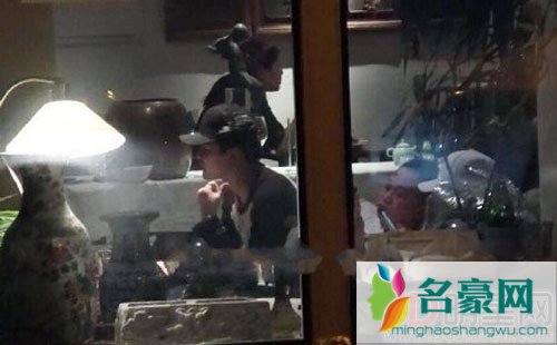 付辛博颖儿三里屯吃饭 颖儿抚摸肚子引猜测