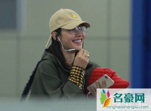 白百何机场语音聊不停 无名指戒指抢眼