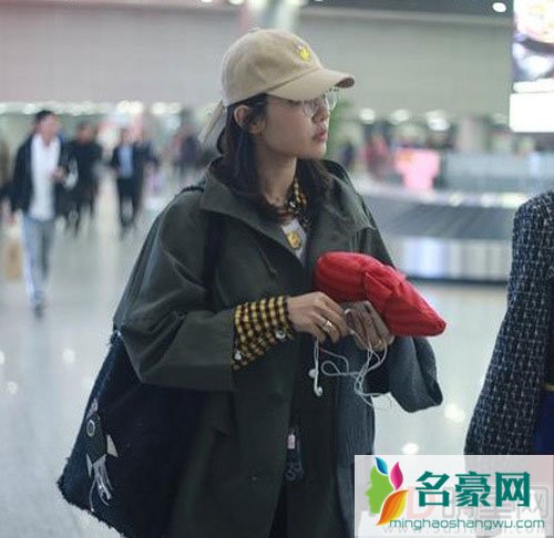 白百何机场语音聊不停 无名指戒指抢眼