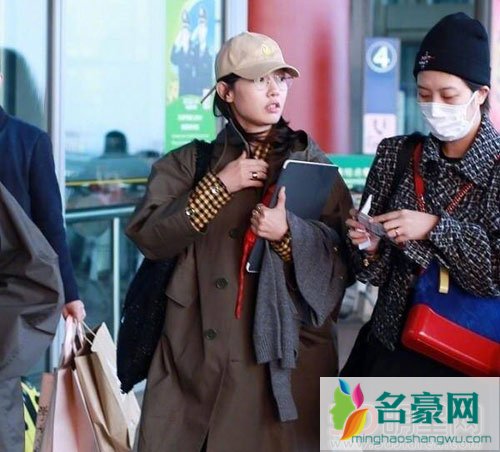 白百何机场语音聊不停 无名指戒指抢眼