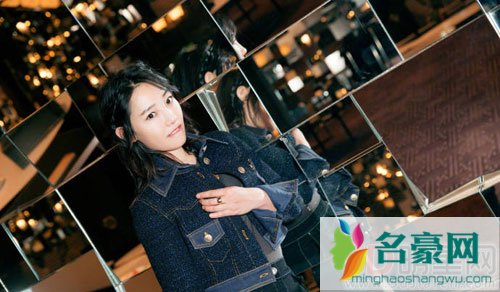 白百何机场语音聊不停 无名指戒指抢眼