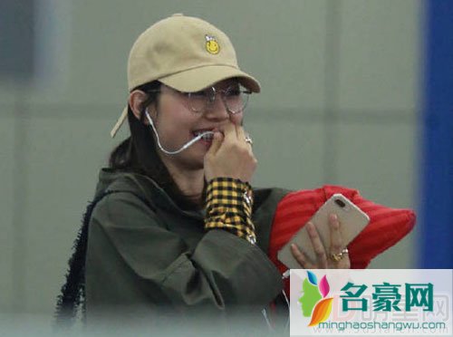 白百何机场语音聊不停 无名指戒指抢眼