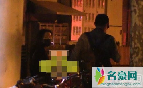 娄艺潇恋情疑曝光 与神秘男约会举止亲密