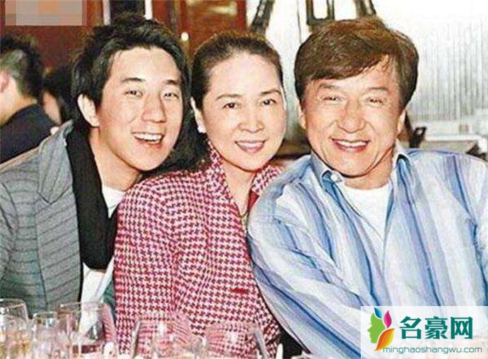 成龙一家3口