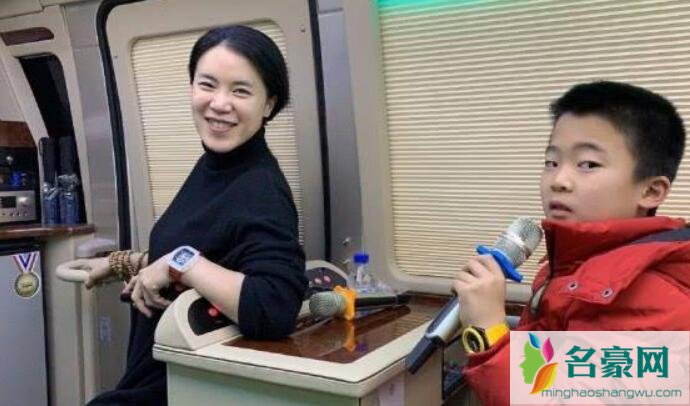 王楠和儿子在房车照片