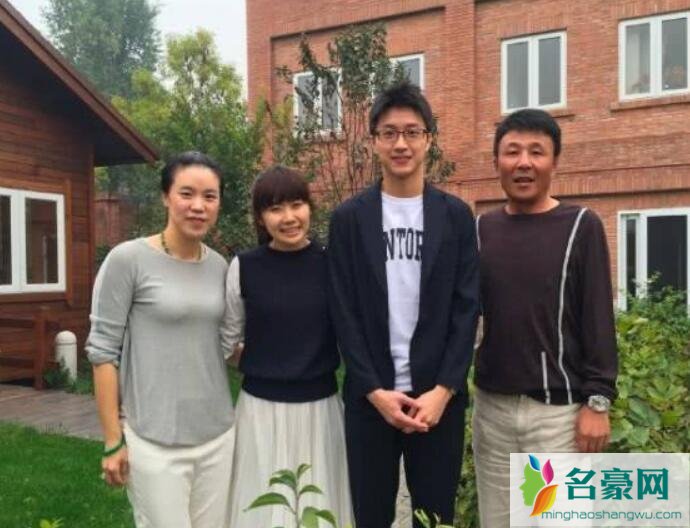 福原爱夫妇在王楠家合照