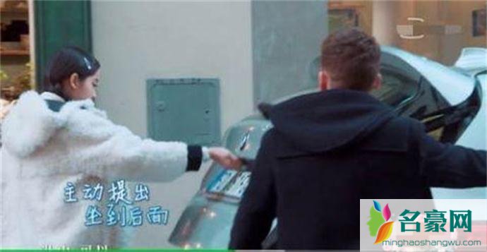 欧阳娜娜主动提出坐后背箱