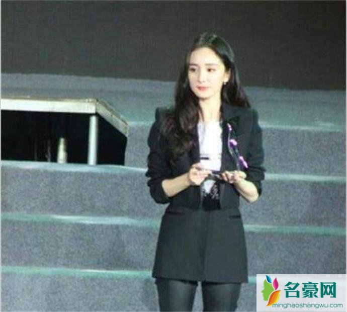 杨幂离婚后首次亮相