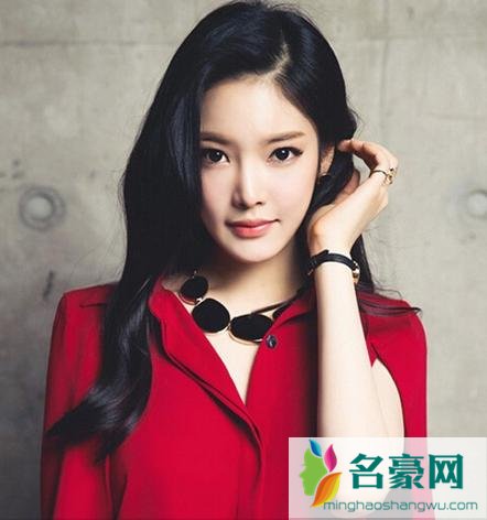大脸女生斜刘海发型设计