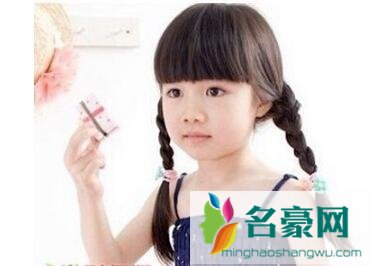 小女孩蘑菇头怎么绑扎才好看 小孩长蘑菇头扎发发型图片