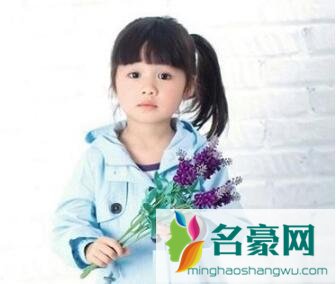小女孩蘑菇头怎么绑扎才好看 小孩长蘑菇头扎发发型图片