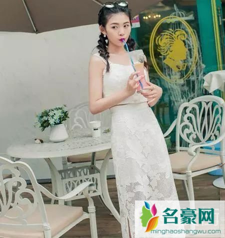 矮个子胖脸女生发型：中分黑色中长发编发