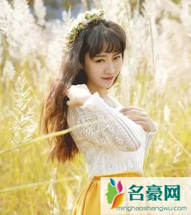 矮个子胖脸女生发型：空气刘海蓬松卷发
