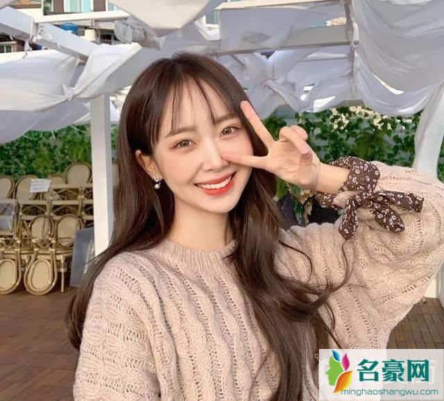 今年最流行的女生发型：气垫烫