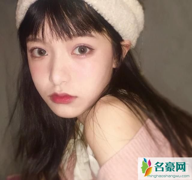 今年最流行的女生发型：齐眉刘海直发