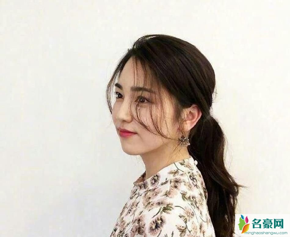 烫卷发搭配好看的扎发1