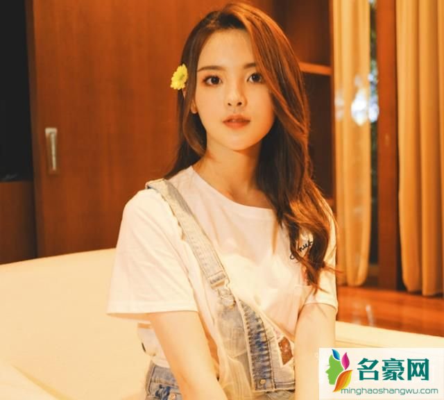 女大学新生留什么发型好看_适合大一女生发型图片2