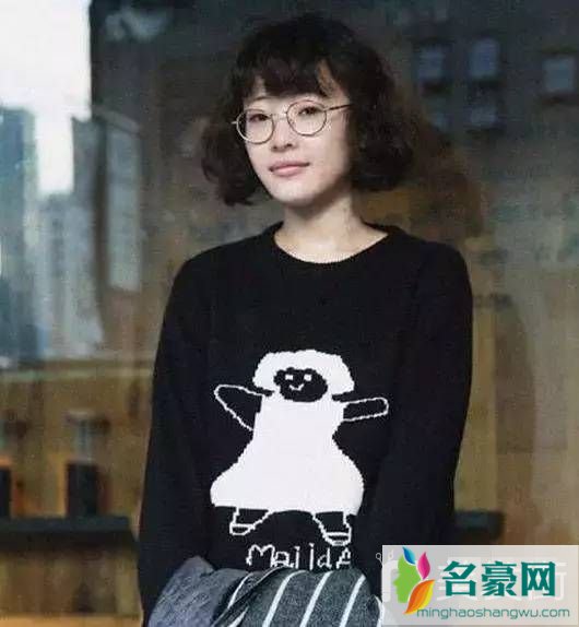 最近流行的短发：空气刘海短发