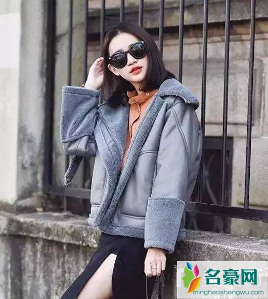 最近流行的短发：中分短发
