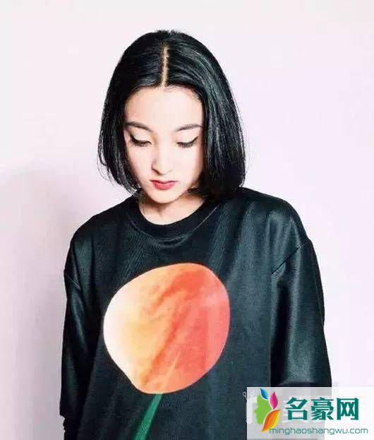 最近流行的短发：微卷短发