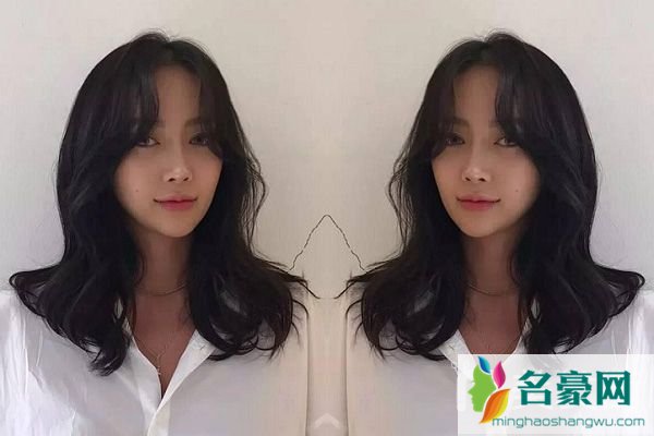 夏季女生流行发型：气垫烫中长发