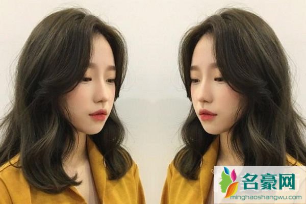 夏季女生流行发型：八字刘海披肩发