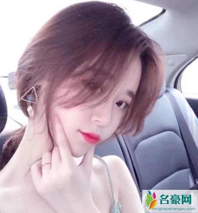 慵懒随意的发型扎法：慵懒风低马尾